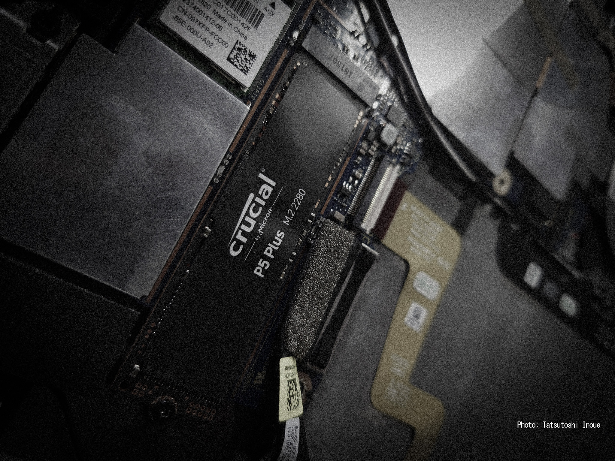 分解したWindowsタブレットPC内部のSSD周辺 / The SSD area inside a disassembled Windows tablet PC